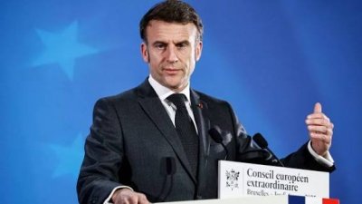 Макрон обяви, че изпраща в Средиземно море самолетоносача "Шарл де Гол"