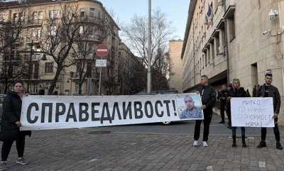 Граждани протестираха пред МВР и поискаха оставката на полицейския шеф в Пловдив (СНИМКИ)
