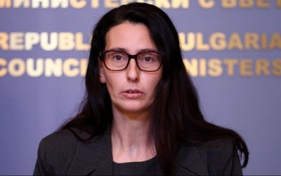 СМЯХ И ИДИОТИЯ в кабинета &bdquo;Гюров&ldquo;: Съпругът на министърка ѝ събрал багажа и я накарал да подаде оставка