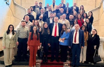 Делян Пеевски посрещна младежи от Шумен в Народното събрание и им представи &bdquo;Музея на Сглобката&ldquo; (СНИМКИ)