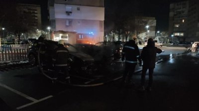 Три автомобила изгоряха при подозрителен пожар в Казанлък