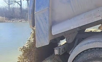 Наглеци продължават незаконно да засипват водосборна зона. Сериозни съмнения за корупция пред камера (СНИМКИ)