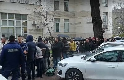 Хаос пред служба &bdquo;Миграция&ldquo; в Пловдив: Чужденци чакат с часове за регистрация