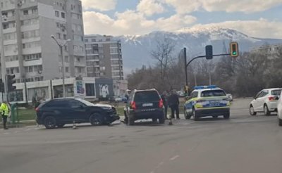 Жена пострада при катастрофа в столичния кв. &bdquo;Младост&ldquo;, движението е блокирано (ВИДЕО)