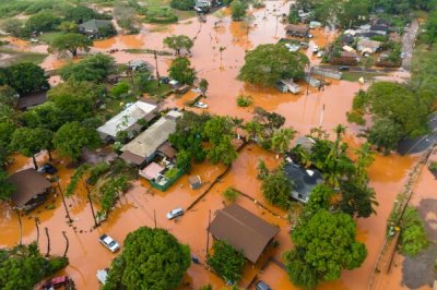 Хаваите под вода: Най-тежките наводнения от 20 г. насам нанесоха щети за милиарди (СНИМКИ)