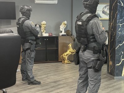 Седем души остават в ареста след обвинението за изнудване чрез бързи кредити