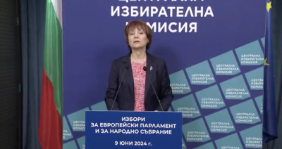 Росица Матева представя образците на бюлетините за парламентарните избори