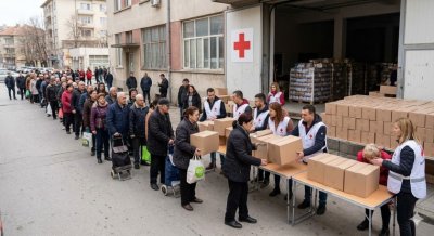Опашки за храна в Хасково: Започна раздаването на пакети за близо 17 000 души