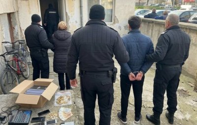 Полицията в Бургас разкри схема за купуване на гласове &ndash; майка и син в ареста