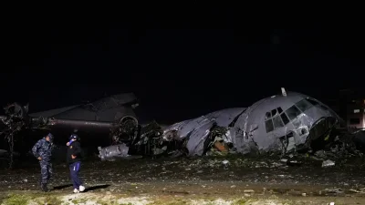 Поне 66 души са загинали при катастрофа на военен самолет в Колумбия