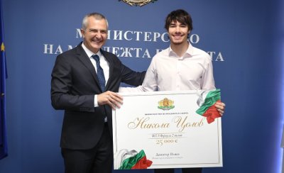 Никола Цолов получи 25 000 евро за впечатляващи успехи във Формула 2 и 3 (СНИМКИ)