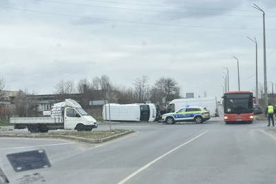Катастрофа в Ямбол: Два буса се сблъскаха на оживено кръстовище (СНИМКИ)