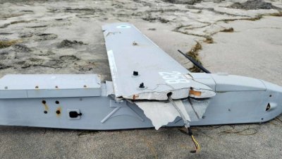 Морето изхвърли части от военен дрон край Бургас (ВИДЕО)