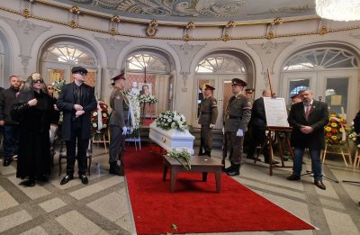 Стотици се сбогуваха с легендата на българската музика Михаил Белчев пред Народния театър (СНИМКИ)