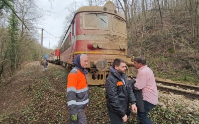 Влак дерайлира след удар в скална маса в Старозагорско (СНИМКИ)