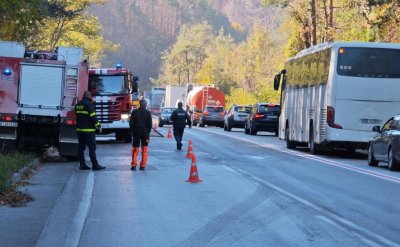 Инцидент между два автомобила блокира Прохода на Републиката