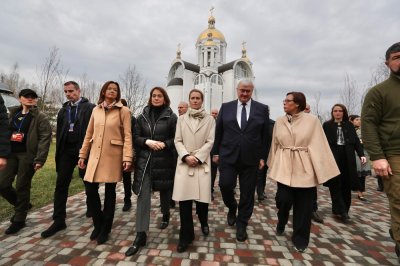 Кая Калас и външни министри от ЕС се поклониха пред жертвите в Буча