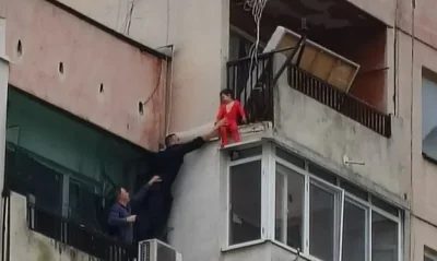 Спасителна операция в Ямбол: 3-годишно дете увисна от тераса на осмия етаж (ВИДЕО)