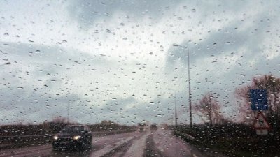 Облачно и ветровито време, валежите постепенно спират