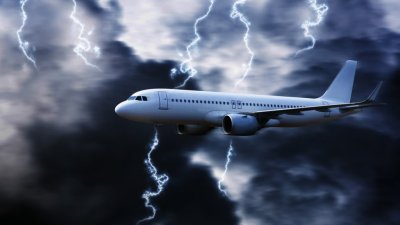 Товарен самолет беше ударен от светкавица при излитане от Варна