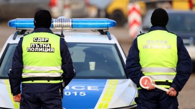 Засилен трафик и полицейски проверки в първия ден от празничните пътувания