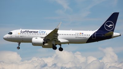 Стачка на кабинния персонал парализира полети на "Луфтханза"