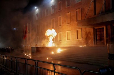 Сблъсъци и арести след антиправителствен протест в Тирана