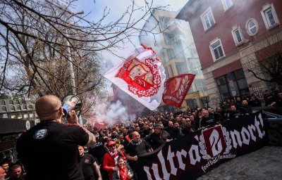 Шествията на феновете на ЦСКА и Левски блокираха София преди "вечното дерби" (ВИДЕО)