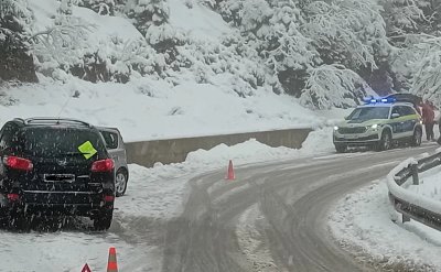 Сняг насред пролетта доведе до катастрофа в прохода &bdquo;Превала&ldquo; (СНИМКИ)