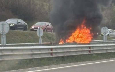 Автомобил избухна в пламъци на пътя София &ndash; Перник (СНИМКИ)