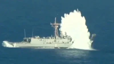 След предупреждението: Иран удари американски военен кораб край Ормузкия проток