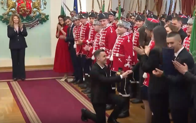 Изненада в Президентството: Доброволци в гвардейския отряд се сгодиха по време на официалната церемония (ВИДЕО)