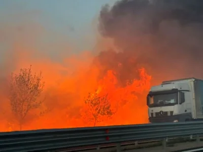 Пожар затруднява видимостта при 97-ми км на АМ Тракия