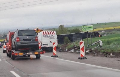 Хаос по пътищата: Тир се обърна на АМ &bdquo;Хемус&ldquo;, шофьор избяга след удар край Казанлък