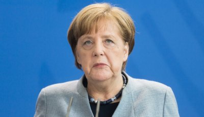 Ангела Меркел с близо 65 000 евро разходи за грим и фризьор
