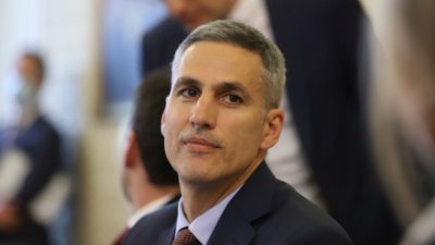 Извадиха Гюров на сергията