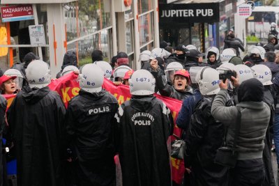 Първомайски шествия по света прераснаха в сблъсъци с полицията и масови арести (СНИМКИ+ВИДЕО)