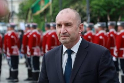  Румен Радев се среща с канцлера Мерц при първата си визита в чужбина като премиер
