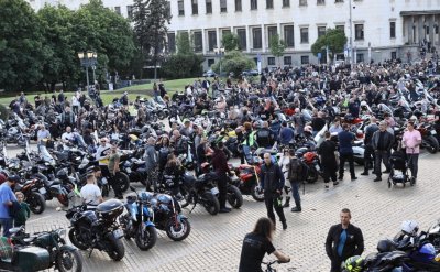 Мотористи блокираха пътища в цялата страна заради поскъпването на &bdquo;Гражданска отговорност&ldquo; (СНИМКИ)