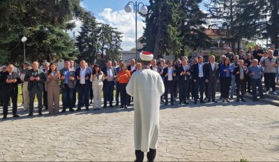 Представители на ДПС поднесоха венци и цветя в памет на жертвите на &bdquo;Възродителния процес&ldquo; (СНИМКИ)