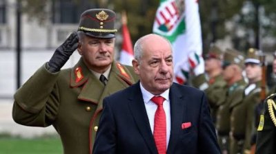 Унгарският президент отхвърли призивите за оставка въпреки политическия натиск