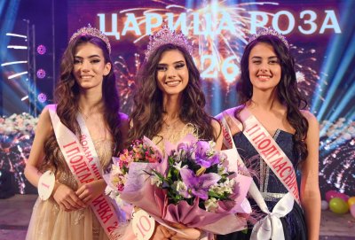 Деница Малчева е новата Царица Роза на Казанлък (СНИМКИ)