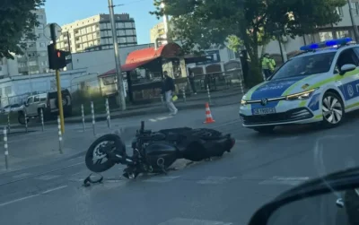 Моторист беше пометен от джип в София, движението е блокирано