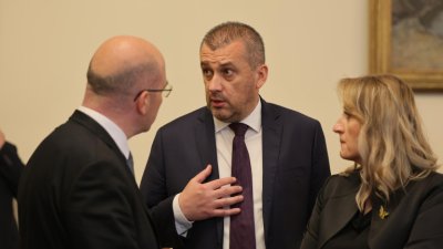 Министерство на транспорта също започва ревизия, забрани плащанията и подписването на договори в дружествата си