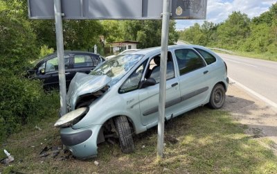 Жесток сблъсък на входа на Криводол, жена е в болница (СНИМКИ)