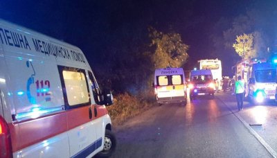 Тежка катастрофа между автобус и тир на АМ &bdquo;Хемус&ldquo;: Има загинал и 20 ранени