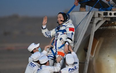 Китайският екипаж от мисията &bdquo;Шънчжоу-21&ldquo; се завърна на Земята след 7 месеца в орбита