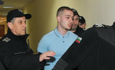 Оставиха в ареста Никола Бургазлиев, баща му с остри реплики извън съдебната зала (ВИДЕО)