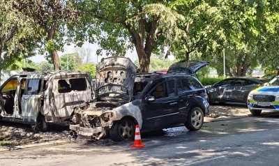 Кола пламна в движение в Пловдив, огънят обхвана и паркирани автомобили (СНИМКИ)