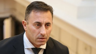 Радев маха Румен Спецов като особен управител на "Лукойл"